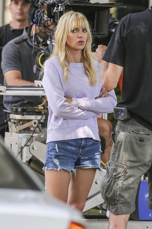 Anna Faris on the Set of Overboard in Vancouver 2