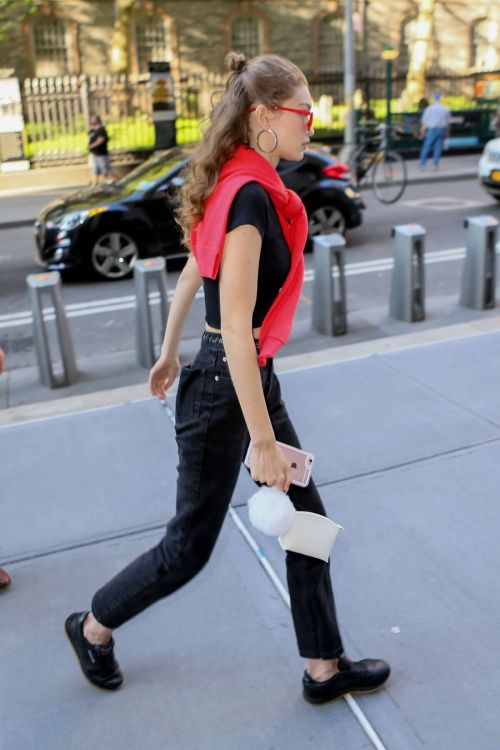 Gigi Hadid Arrives at Nobu in New York 10