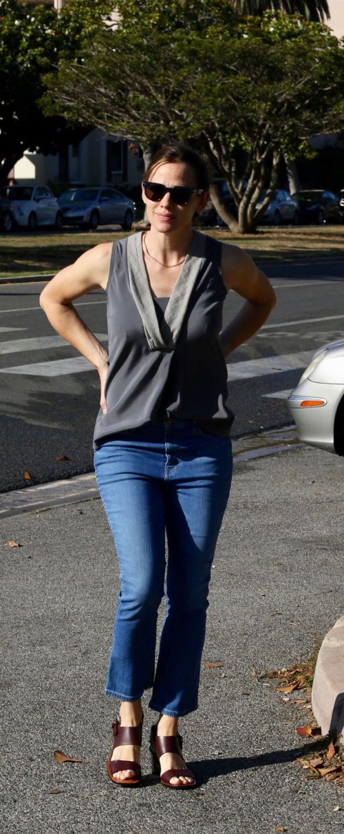 Jennifer Garner Out in Brentwood 1