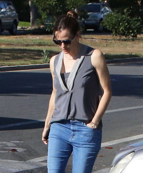 Jennifer Garner Out in Brentwood 2