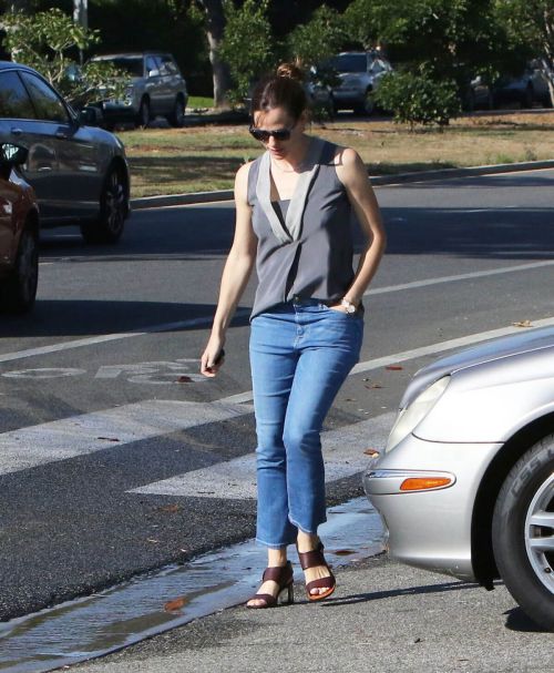 Jennifer Garner Out in Brentwood 3