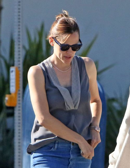 Jennifer Garner Out in Brentwood 9