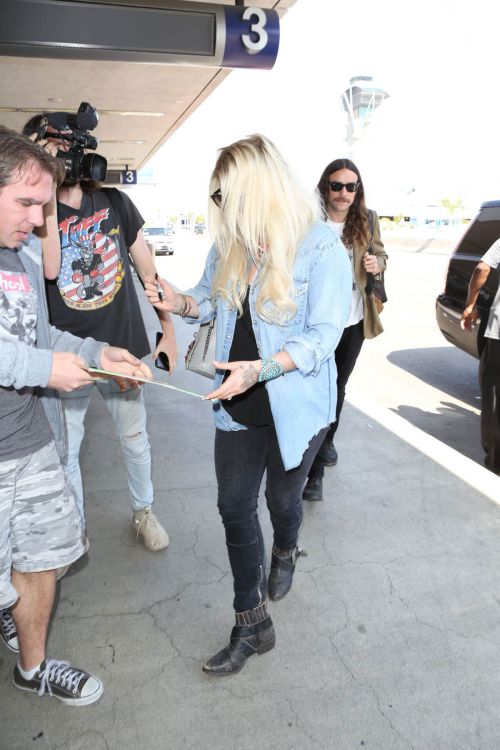 Kesha Sebert at Los Angeles International Airport 2