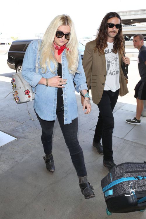 Kesha Sebert at Los Angeles International Airport 3