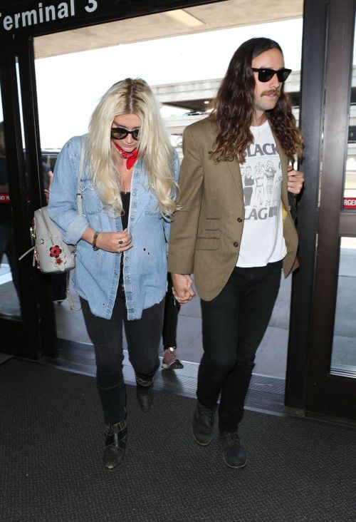 Kesha Sebert at Los Angeles International Airport 4