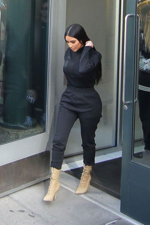 Kim Kardashian Leaves Her Apartment in New York 2