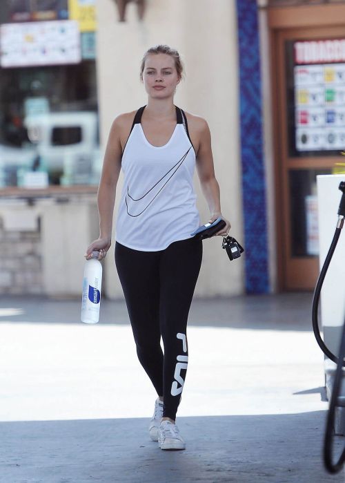 Margot Robbie at a Gas Station in Los Angeles 5