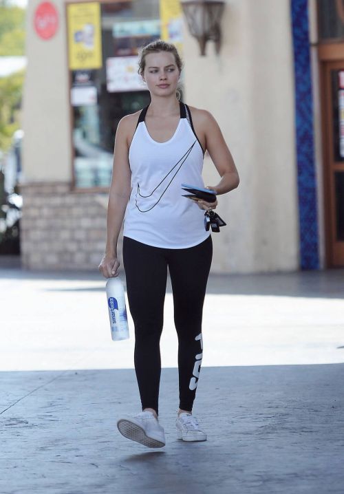 Margot Robbie at a Gas Station in Los Angeles 6