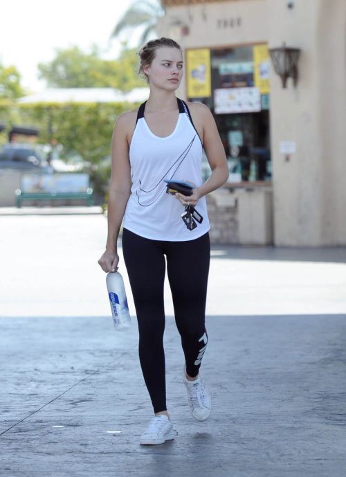 Margot Robbie at a Gas Station in Los Angeles 8