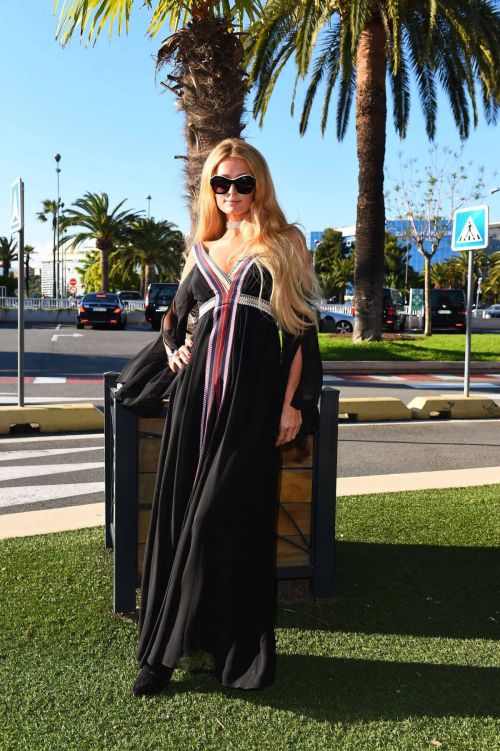 Paris Hilton Arrives in Nice 4