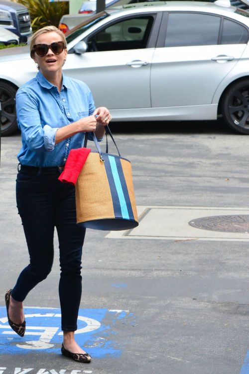 Reese Witherspoon Out and About in Culver City 1