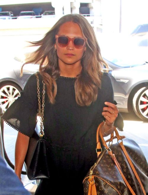 Alicia Vikander at Los Angeles International Airport Photos 8