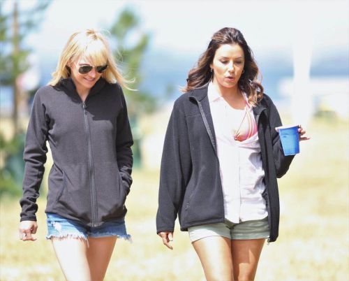 Anna Faris and Eva Longoria Stills on the Set of Oerboard in Vancouver 9