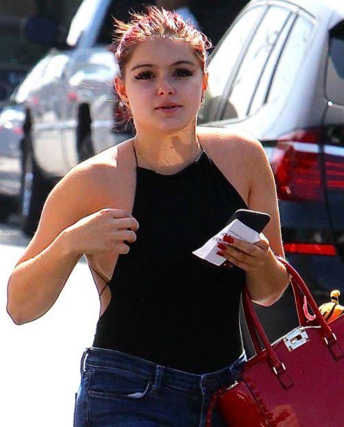 Ariel Winter in a Sleeveless Black Top Stills Out in Beverly Hills 4