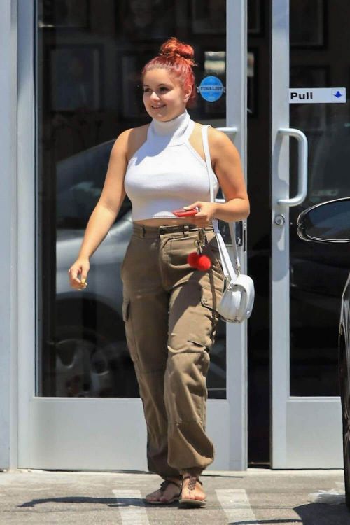 Ariel Winter Stills Out with Her Dog in Studio City 6