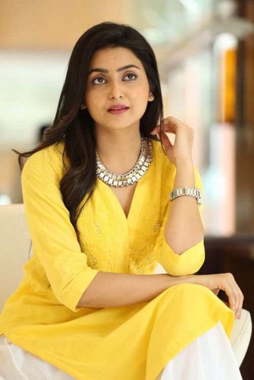 Avantika Photoshoot in Yellow Dress Images 9