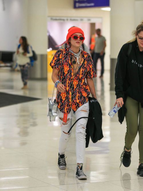 Bella Thorne Stills at Los Angeles International Airport 7