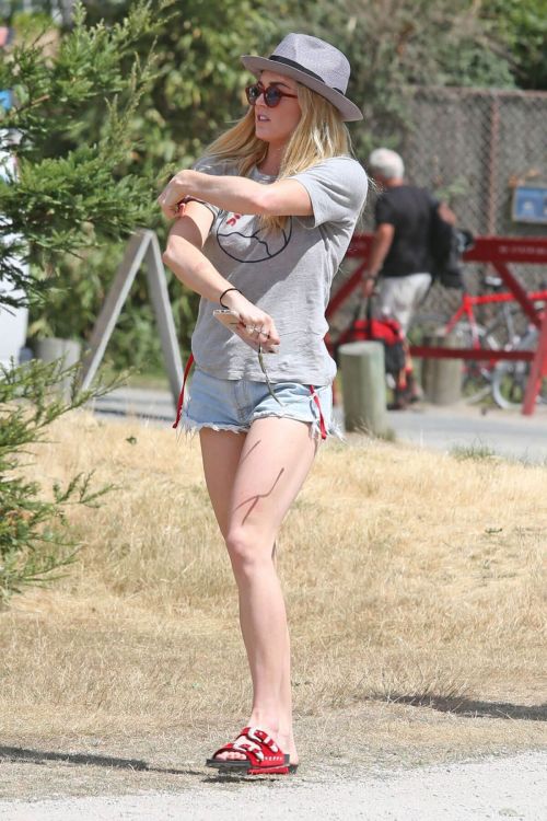 Caity Lotz on the Set of Legends of Tomorrow in Vancouver Photos 3