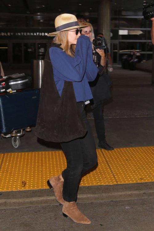 Elizabeth Olsen Stills at Los Angeles International Airport 1