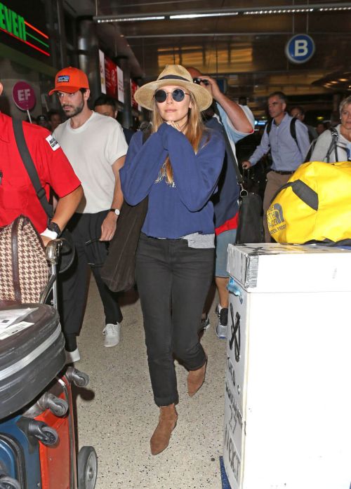 Elizabeth Olsen Stills at Los Angeles International Airport 6