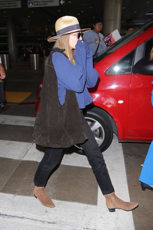 Elizabeth Olsen Stills at Los Angeles International Airport 15