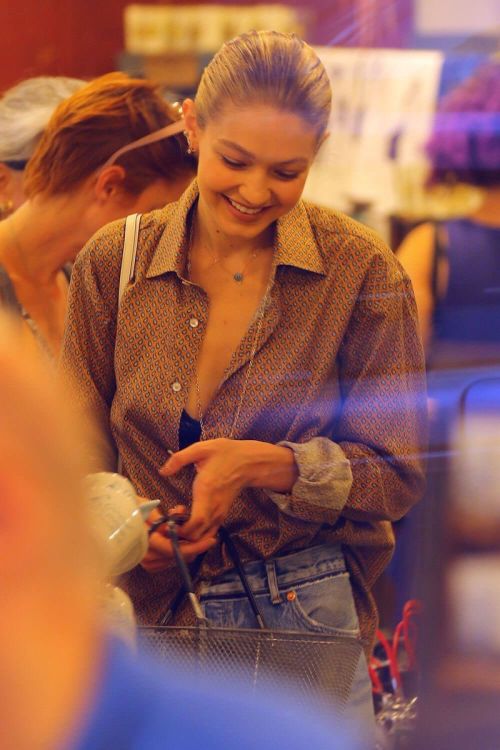 Gigi Hadid Out Shopping in New York Photos 1