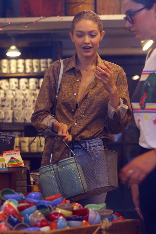 Gigi Hadid Out Shopping in New York Photos 2