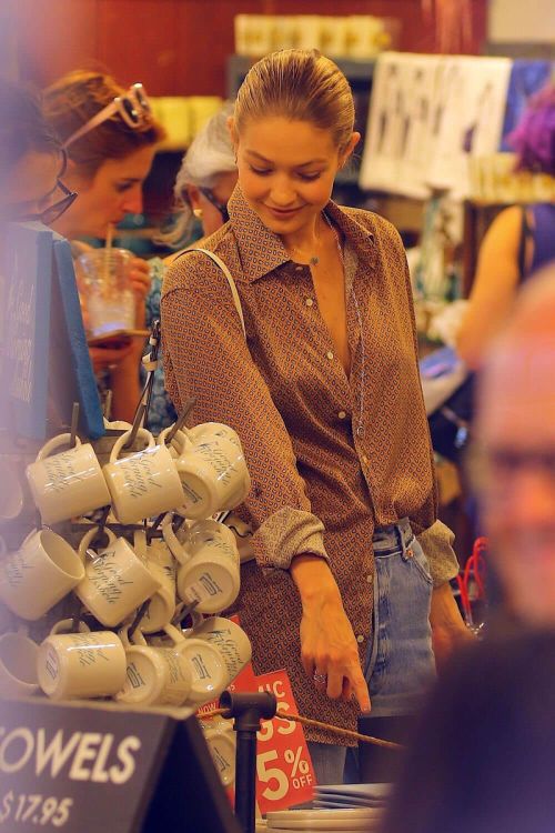 Gigi Hadid Out Shopping in New York Photos 5