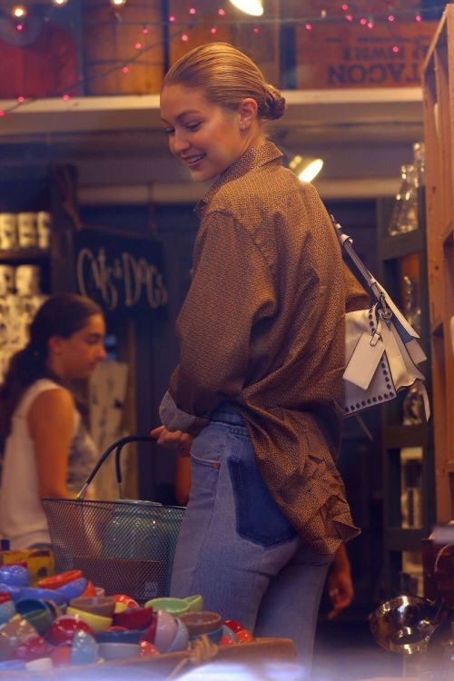 Gigi Hadid Out Shopping in New York Photos 6