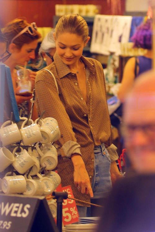 Gigi Hadid Out Shopping in New York Photos 9