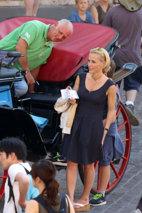 Gillian Anderson Stills Out and About in Rome Images 3