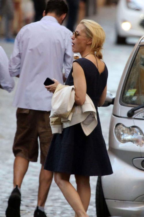 Gillian Anderson Stills Out and About in Rome Images 5