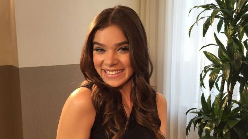 Hailee Steinfeld Stills at Kika Live Interview Photos 5