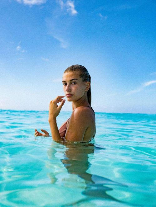 Hailey Rhode Baldwin Photoshoot for Vogue Bahamas Travel Diary 6