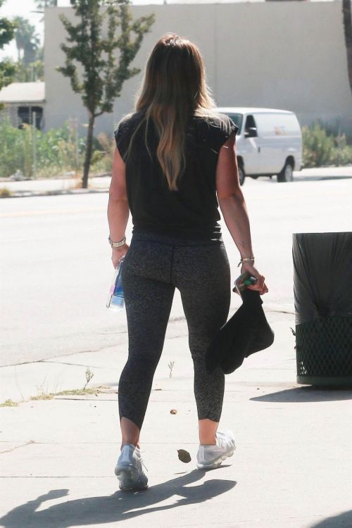 Hilary Duff in Tights Heading to Pilates Class in Sherman Oaks Photos 6