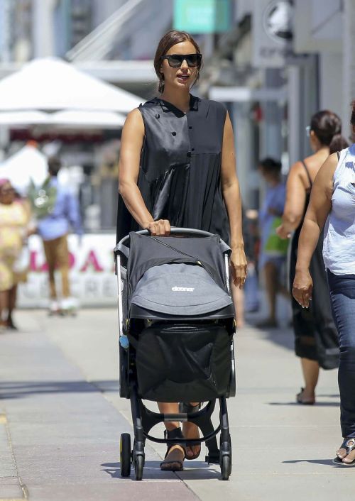 Irina Shayk Stills Out with Her Baby in Los Angeles - 27/07/2017 2