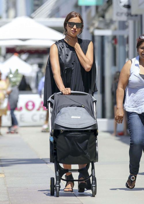 Irina Shayk Stills Out with Her Baby in Los Angeles - 27/07/2017 3