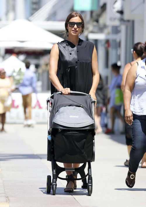 Irina Shayk Stills Out with Her Baby in Los Angeles - 27/07/2017 10