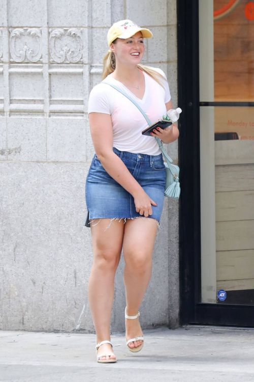 Iskra Lawrence Stills Out and About in New York 7