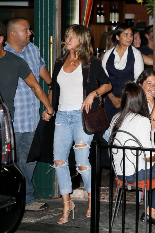 Jennifer Aniston Stills Leaves Sant Ambroeus Restaurant in New York 2