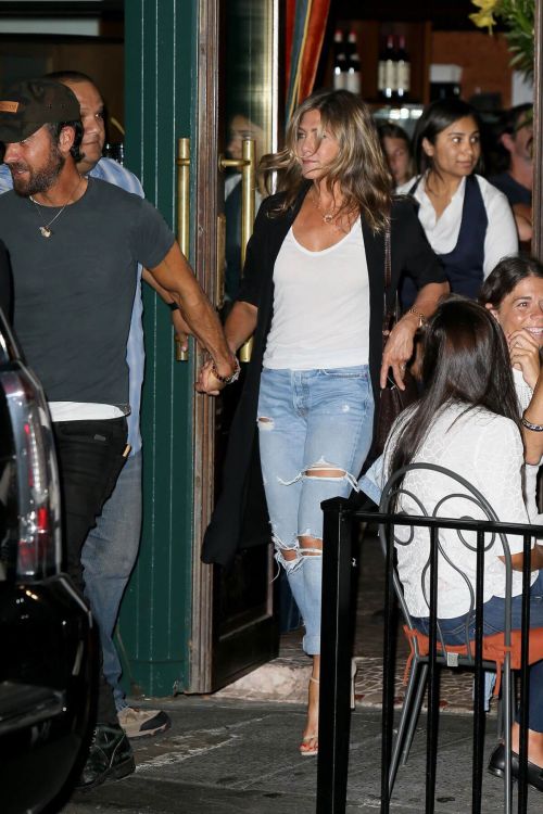 Jennifer Aniston Stills Leaves Sant Ambroeus Restaurant in New York 3