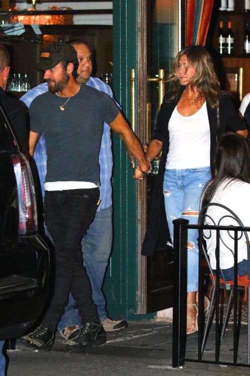 Jennifer Aniston Stills Leaves Sant Ambroeus Restaurant in New York 4