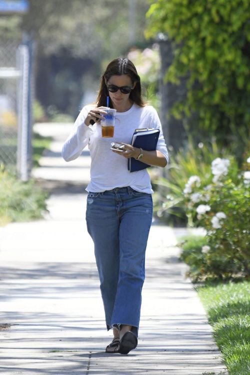 Jennifer Garner Stills Out for Business Meeting in Los Angeles 9