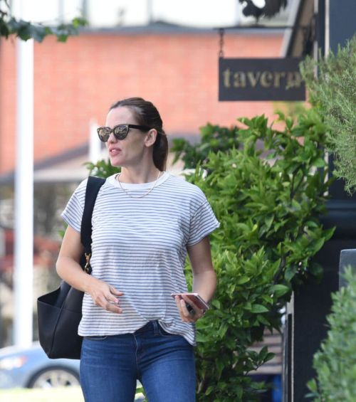 Jennifer Garner Stills at Upscale Eatery Tavern in Brentwood 4