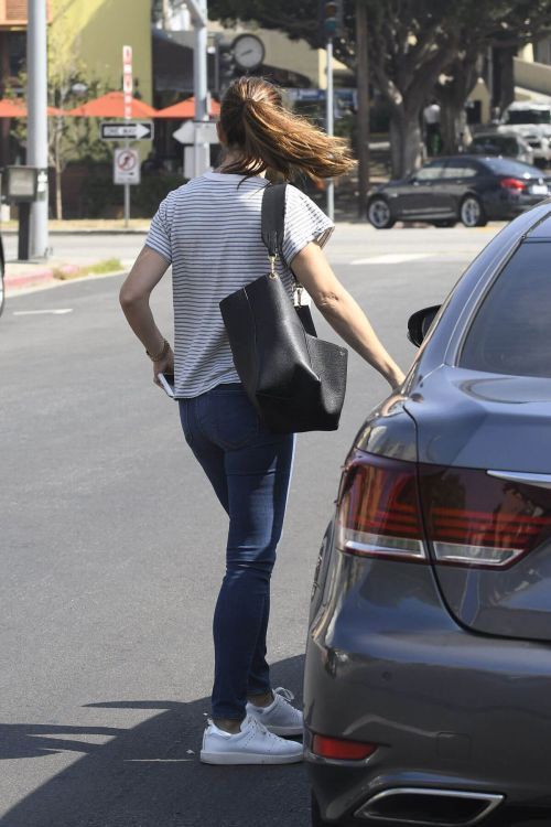 Jennifer Garner Stills at Upscale Eatery Tavern in Brentwood 6