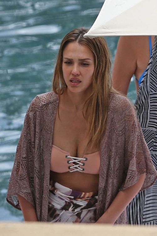 Jessica Alba Stills in Bikini Top on Vacation in Hawaii 2