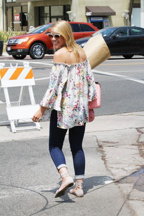 Jodie Sweetin Stills Shopping at Farmer