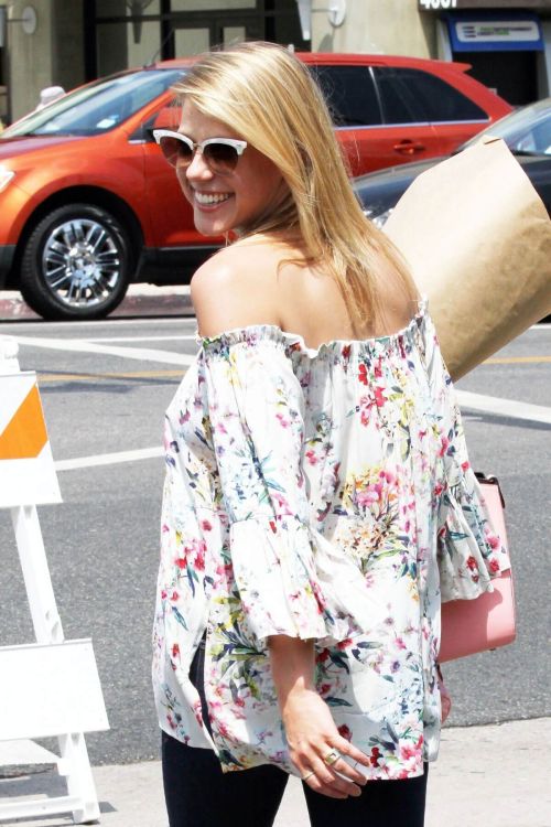 Jodie Sweetin Stills Shopping at Farmer