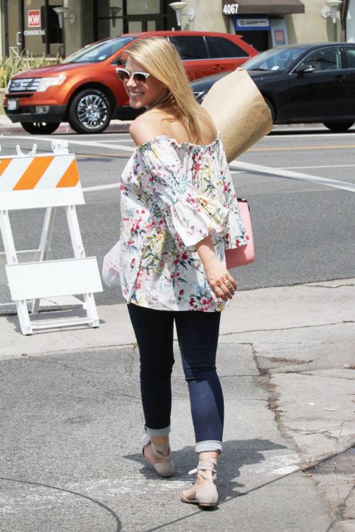 Jodie Sweetin Stills Shopping at Farmer