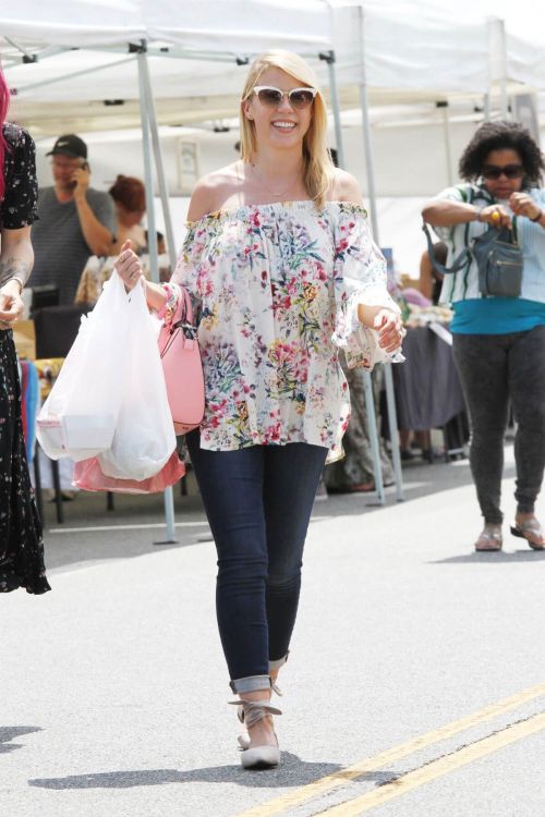 Jodie Sweetin Stills Shopping at Farmer